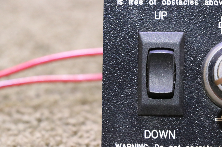 USED RV/MOTORHOME BED LIFT CONTROL KEY & SWITCH PANEL AT142-40 FOR SALE RV Components 